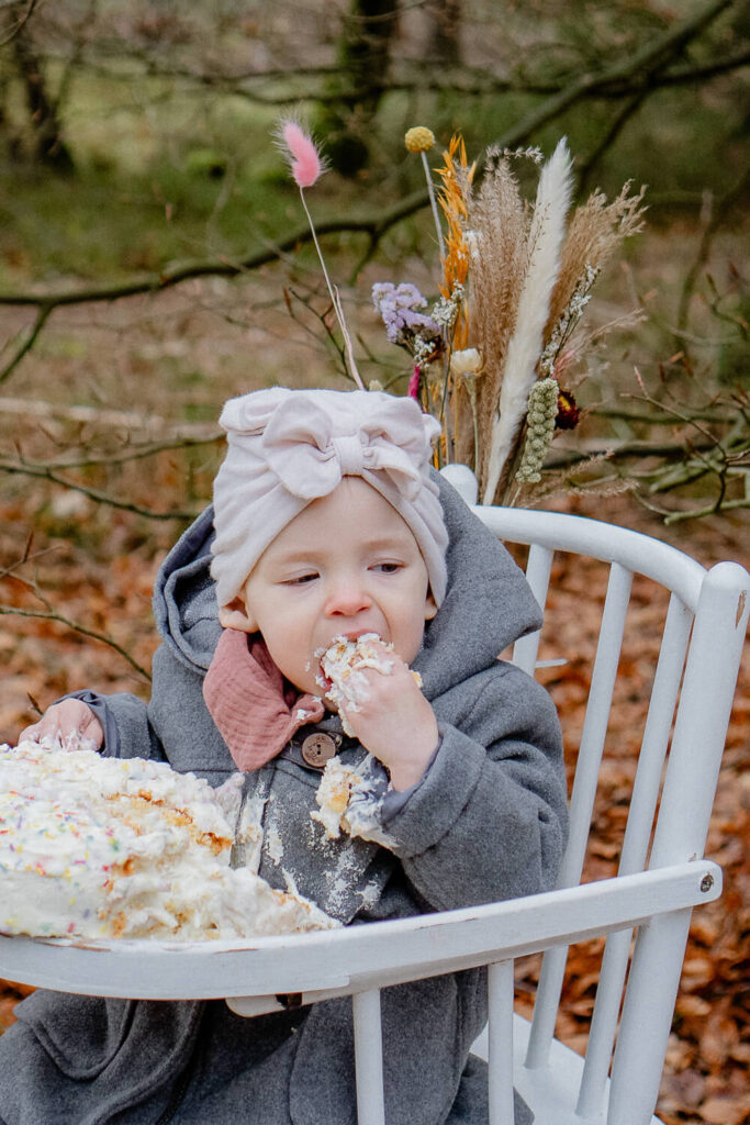 Fotograf-Judith-fotografiert-Baby-Buchholz in der Nordheide-Cakesmash-Smashcake-Winter