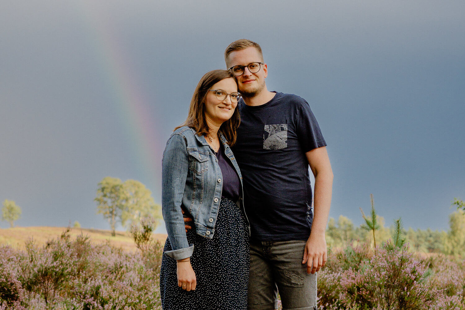 Fotografin-Judith-fotografiert_Brunsberg_Babybauch_Fotoshooting_Sommer_Heidebluete